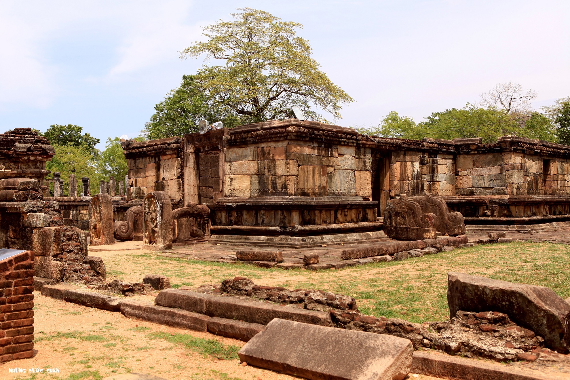 Cố đô Polonnaruwa (1055 – 1284) ở Sri Lanka: Polonnaruwa là kinh đô cổ đồng thời là một trung tâm trong tam giác văn hóa của Sri Lanka (gồm 3 thành phố cổ Polonnaruwa, Sigiriya, Anuradhapura). Khi vua Parakramabahu I của người Sihalese lật đổ triều đại Chola vào năm 1070, ông đã biến Polonnaruwa thành thủ đô và bắt đầu thời kỳ phát triển thành phố này. Ông cho xây các ngôi đền, dinh thự khổng lồ, công viên, hồ sen và đào một hồ chứa nước rộng tới 2.400ha mà vẫn còn hiện hữu cho đến ngày hôm nay. Khi Nissanka Malla lên ngôi kế vị, ông còn phóng tay hơn trong việc xây dựng Polonnaruwa. Nơi đây có nhiều tượng đá Đức Phật khổng lồ miêu tả những điển tích trong cuộc đời của Ngài. Phật giáo đã xuất hiện tại Sri Lanka hơn 2000 năm và có những giai thoại nói rằng Đức Phật đã từng đến đảo quốc này ba lần. Ảnh: Những Bước Chân.