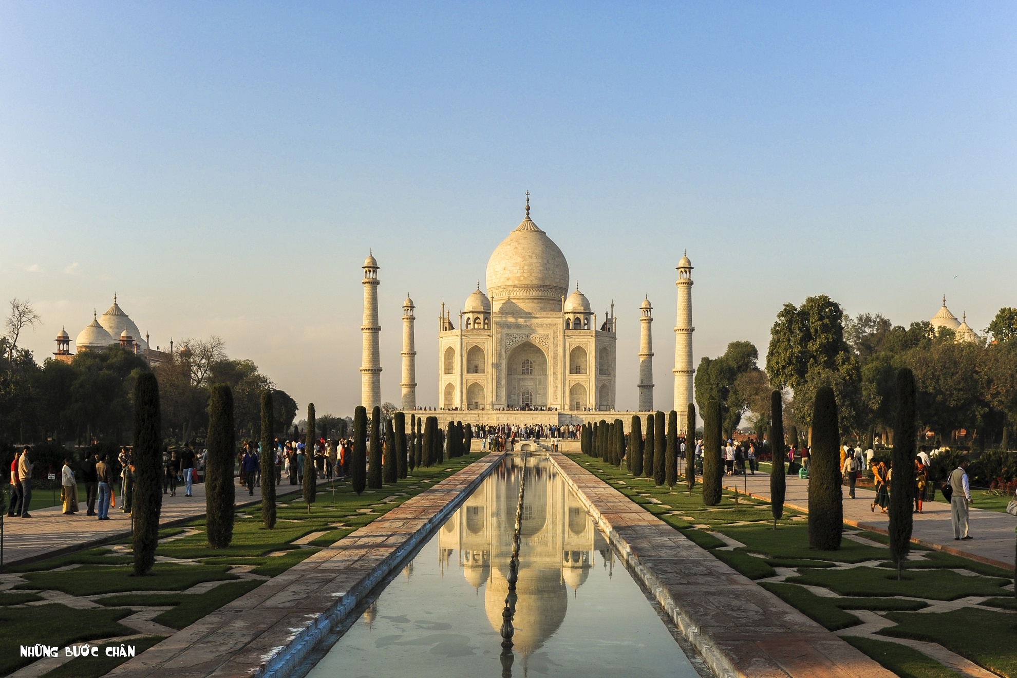 Cố đô Agra (1526 – 1658) ở Ấn Độ: Agra là một thành phố bên bờ sông Tamuna của Ấn Độ. Thành phố được sáng lập bởi vua Sikandar Lodi năm 1506. Hiện nay, thành phố này thuộc về bang Uttar Pradesh. Đây là thủ đô của đế quốc Mogul từ 1526 đến 1658 với các công trình kiến trúc được đánh giá cao về mặt nghệ thuật. Agra ngày nay là một điểm đến không thể thiếu của du khách khi thăm đất nước Ấn Độ bởi cố đô này sở hữu các di sản thế giới tuyệt đẹp được xây dựng từ thời Mugul là Taj Mahal, Pháo đài Agra và Fatehpur Sikri. Lâu đài Taj Mahal còn được khách du lịch trên toàn thế giới bầu chọn là 1 trong bảy kỳ quan thế giới mới do con người tạo ra. Ảnh: Những Bước Chân.