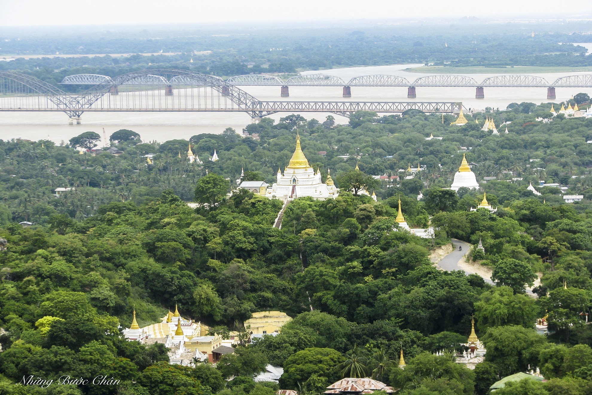 Cố đô Mandalay (1859 – 1885) ở Myanmar: Mandalay theo tiếng Phạn là “thành phố của những viên ngọc” là thủ đô lịch sử cuối cùng của các triều đại vua ở Myanmar. Thủ đô Mandalay được vua Mindon của triều đại Konbaung thành lập sau khi ông ra lệnh dời đô từ Amarapura. Ông là một vị đế vương rất sùng đạo Phật, chính vì vậy mà ông đã biến Mandalay thành trung tâm Phật giáo của Myanmar với những ngôi chùa và tu viện rộng lớn và được trang trí điêu khắc một cách tỉ mỉ và chu đáo. Thành phố ngày nay còn gìn giữ nhưng công trình kiến trúc Phật giáo tuyệt đẹp và là địa điểm thu hút khách du lịch đến với Myanmar cùng với các cố đô khác là Yagoon và Bagan. Ảnh: Những Bước Chân.