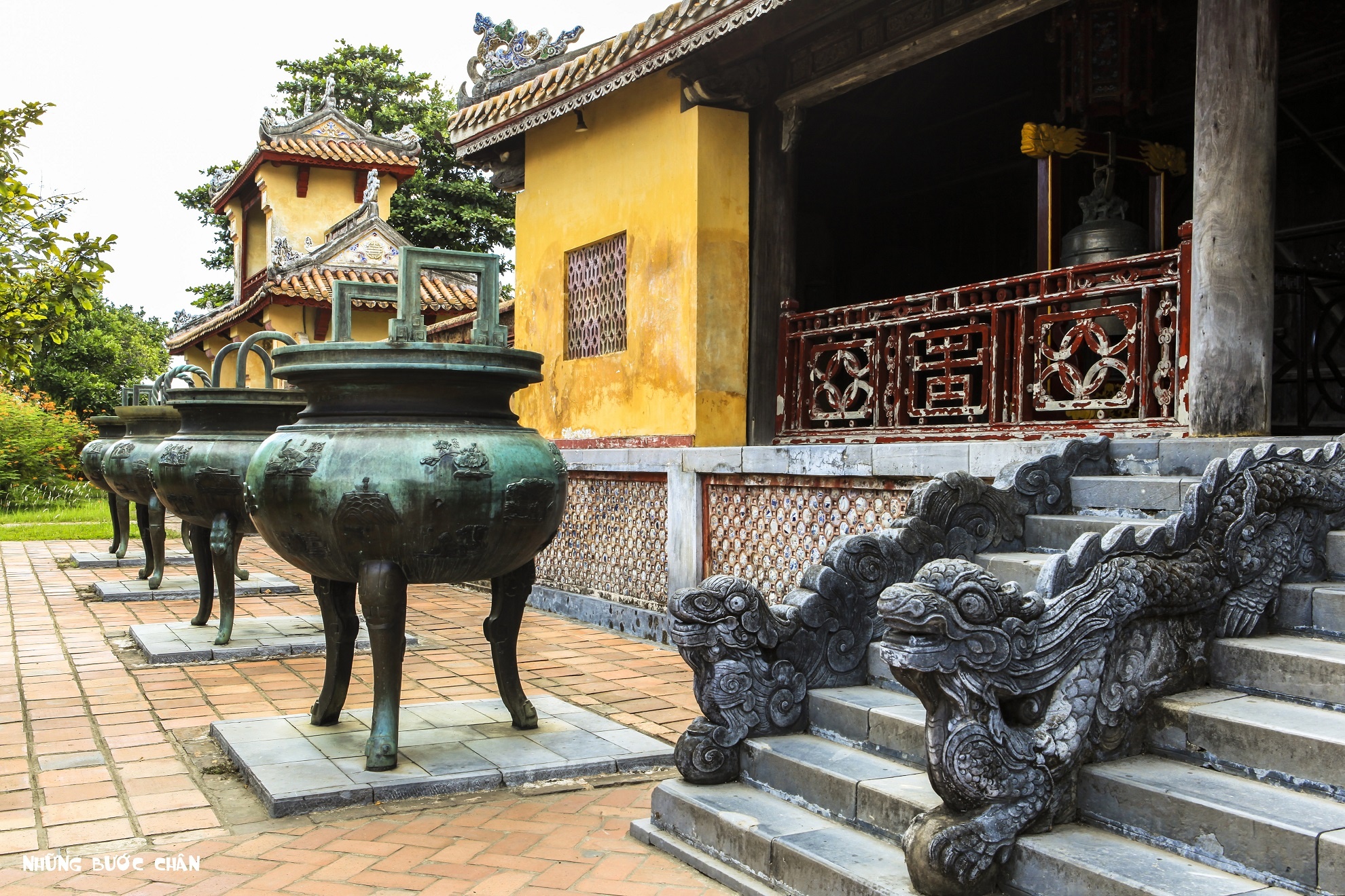 Cố đô Huế (1802 – 1945) ở Việt Nam: Huế là kinh đô của triều đại phong kiến cuối cùng trong lịch sử Việt Nam. Năm 1802, sau khi Nguyễn Ánh lên ngôi hoàng đế mở đầu cho nhà Nguyễn, ông đã cho xây dựng hàng loạt các công trình như cung điện, lăng tẩm, đền đài, chùa chiềng… Huế kết thúc sứ mệnh là thủ đô Việt Nam vào năm 1945 khi vị hoàng đế cuối cùng của nhà Nguyễn là Bảo Đại thoái vị. Kể từ đó thủ đô Việt Nam một lần nữa lại được chọn là Hà Nội, kinh đô Huế xưa giờ đây đã trở thành cố đô. Ngày nay, Huế còn lưu giữ những giá trị văn hóa vật thể lẫn phi vật thể tầm cỡ thế giới và là điểm du lịch nổi bật ở miền Trung Việt Nam. Ảnh: Những Bước Chân.