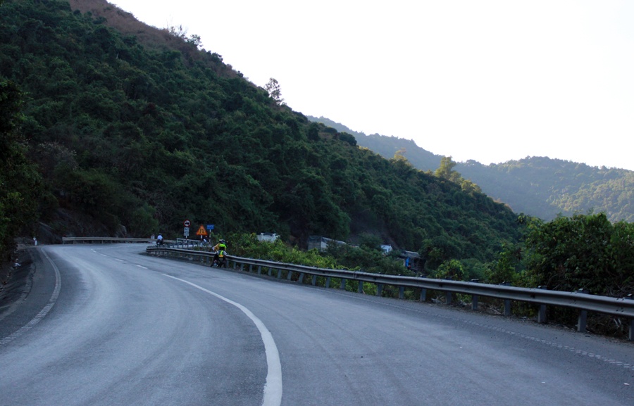 Đèo Cả (ranh giới giữa Phú Yên và Khánh Hòa) Được mệnh danh là một trong những đèo lớn và hiểm trở nhất tại miền Trung Việt Nam, đèo Cdài 12km, nằm ở độ cao 333m cắt ngang dãy Đại Lãnh ở nơi giáp ranh của hai tỉnh Phú Yên (huyện Đông Hòa) và Khánh Hòa (huyện Vạn Ninh), trên Quốc lộ 1A. Dù không phải là đèo có đoạn đường dài hay độ cao lớn đèo Cả nguy hiểm bởi độ dốc lớn, lưu lượng xe tải qua đèo nhiều, nhiều đoạn đường liên tục được sửa chữa khiến tầm nhìn bị che khuất. Đèo Cả khiến các phượt thủ “quên lối về” bởi nếu nhìn lên cao bạn sẽ thấy hình ảnh Núi đá bia, di tích nổi tiếng ở Phú Yên và bên dưới là Vịnh vũng Rô bình yên, thơ mộng.