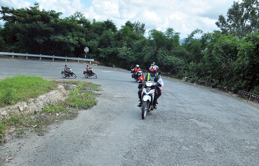 Con đường ở đèo Chuối nhiều đoạn men theo sườn núi, dốc sâu thăm thẳm, nhiều đoạn băng qua giữa đồi núi. Cung đường này cũng có không ít ổ gà, đường dốc và nhiều xe tải qua lại khiến tầm nhìn bị che khuất, đặc biệt là những khúc cua vòng.