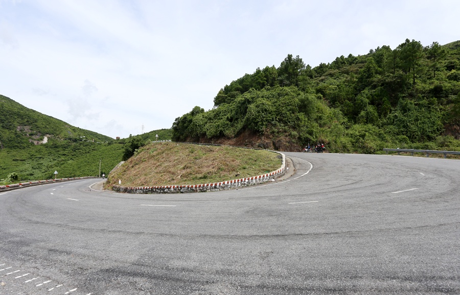 Đèo Hải Vân (ranh giới giữa Huế và Đà Nẵng Dài 20km, cao 500m so với mực nước biển với những ai thích chinh phục, khám phá thì đèo Hải Vân là địa điểm không thể bỏ qua. Ngọn đèo cắt ngang dãy Bạch Mã này trước đây từng là tuyến đường giao thông huyết mạch, nhưng từ khi có hầm Hải Vân nó trở thành đoạn đường dành riêng cho những ai thích ngắm cảnh, chinh phục.