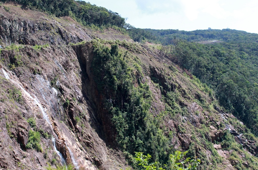 Đèo Hòn Giao (ranh giới giữa Nha Trang và Đà Lạt) Nằm ở độ cao 1.948m so với mực nước biển, đèo Hòn Giao (tên khác là đèo Khánh Vĩnh, Khánh Lê, Bidoup, Long Lanh, Omega). Đèo có độ dài lên đến 33km, thuộc tốp đèo dài nhất Việt Nam. Đối với những người thích chinh phục, không thể nào bỏ qua con đường đẹp mê hồn này cả về độ nguy hiểm lẫn cảnh sắc. Từ địa phận Đà Lạt sang Nha Trang, bạn sẽ được trải nghiệm cảm giác leo đèo trước khi đổ đèo và tiến đến thành phố biển xinh đẹp.