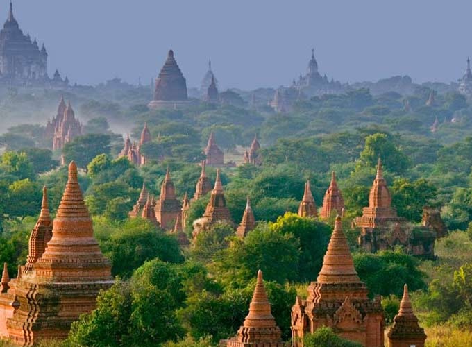 Ngày 1. Yangon: Sau chuyến bay từ Việt Nam tới thẳng thành phố Yangon, bạn sẽ nhận phòng nghỉ tại khách sạn. Xe sẽ đón du khách tới tham quan 2 ngôi chùa là chùa Botataung và chùa Sule – với kiến trúc độc đáo đã hơn 2600 năm. Ảnh: Yangon - Smartsme.tv.