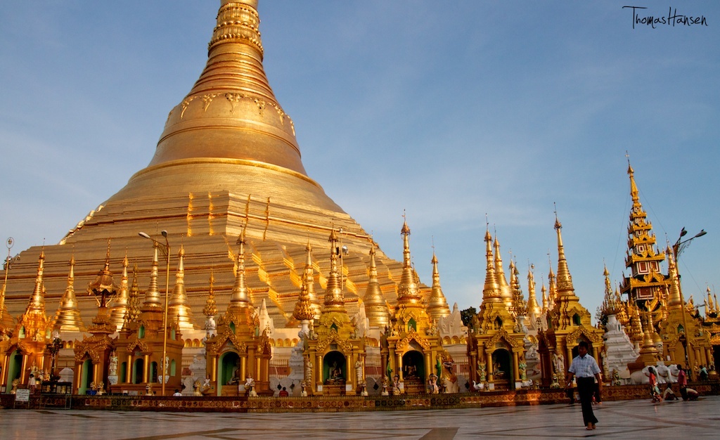 Tiếp đó bạn sẽ tham quan và chiêm ngưỡng vẻ đẹp tráng lệ của ngôi chùa Shwedagon nổi tiếng thế giới, được coi là trái tim Phật Giáo Myanmar. Đến khi hoàng hôn xuống bạn sẽ chứng kiến vẻ đẹp của bảo tháp tại đây. Ảnh: Gate20.com.