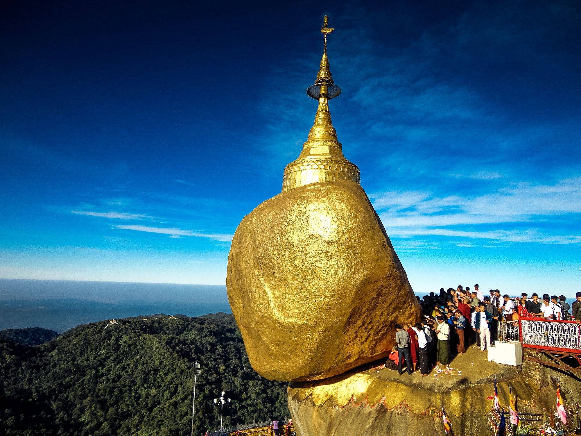 Ngày 2. Yangon – Kyaikhtiyo: Du khách sẽ khởi hành tới Kin Pun (194 km) để tham quan chùa Kyaikhtiyo (Golden Rock – Chùa Đá Vàng) – tham quan tảng đá váng linh thiêng. Khi tới chân núi, bạn có thể đổi xe xuống để ngồi “kiệu Sedan” do 4 người hộ tống lên quãng đường 5 km tới chùa Kyaikhtiyo. Buổi tối bạn sẽ tham quan và tự do nghỉ ngơi. Ảnh: Morskeplaze.cz.