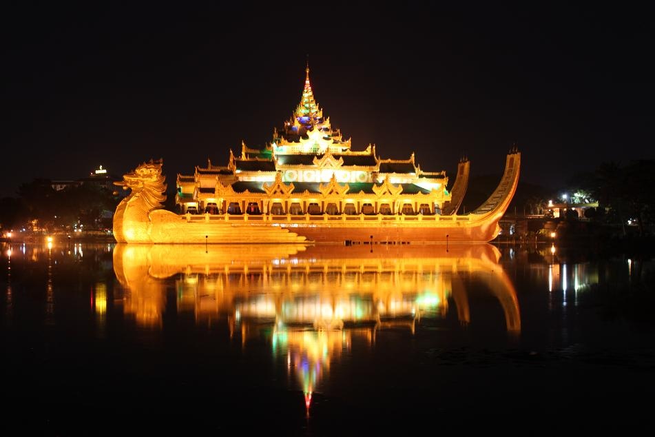 Chiều bạn sẽ khởi hành về Yangon để ăn tối tại Nhà hàng nổi Hoàng gia Karaweik có hình dáng như một du thuyền trên mặt hồ, kèm theo đó là các tiết mục văn hóa nghệ thuật đặc sắc. Ảnh: Harindabama.com.