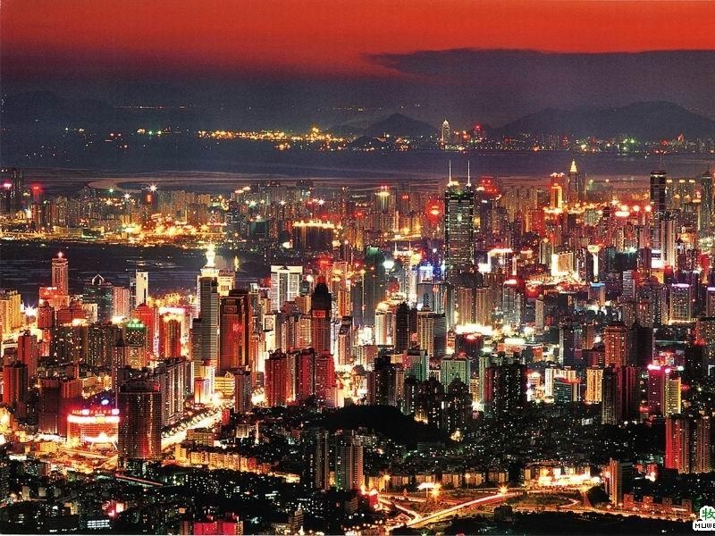 Ngày 1. Thâm Quyến: Sau khi du khách tập trung vào buổi chiều và được xe đưa ra sân bay làm thủ tục, bạn sẽ bay thẳng sang Thẩm Quyến nhận phòng khách sạn và nghỉ ngơi, bắt đầu cuộc hành trình. Ảnh: Shenzhen - City.1-themes.com.