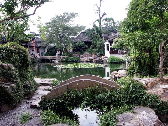 Tiếp theo đoàn sẽ tới Sư Tử Lâm, tuyệt tác kiến trúc viên lâm Tô Châu, một trong 4 lâm viên đẹp nhất Trung Quốc với nhiều hang động nhân tạo kỳ ảo như mê cung. Cuối ngày bạn sẽ ghé thăm xưởng sản xuất tơ lụa nổi tiếng của Tô Châu trước khi tự do khám phá thành phố xinh đẹp này khi đêm xuống. Ảnh: 8thingstodo.com.