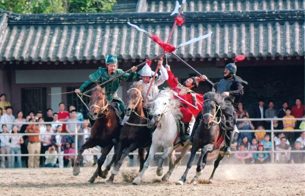 Ngày 7. Tô Châu – Vô Tích – Hàng Châu: Buổi sáng du khách sẽ khởi hành đến Vô Tích tham quan Phim trường Tam Quốc Diễn Nghĩa, đây là nơi tái hiện hình ảnh đất nước Trung Hoa thời Tam Quốc với nhà cửa, thành quách, chùa chiền, thuyền chiến… tại đây bạn sẽ có dịp ngắm cảnh Thái Hồ thơ mộng. Ảnh: Ujintan.com.