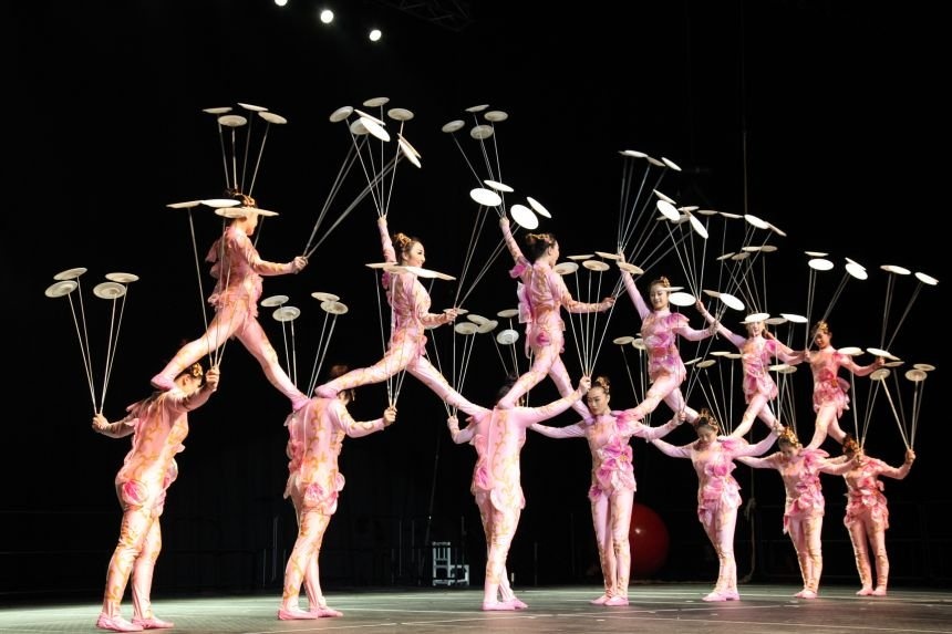 Sau khi thưởng thức bữa trưa với những món đặc sản địa phương, chiều bạn sẽ tới tham quan Thập Tam Lăng (Định Lăng) vốn là quần thể lăng mộ của 13 đời nhà Minh (1368 – 1644) đã được UNESCO công nhận là di sản thế giới. Trên đường về Bắc Kinh, bạn sẽ ghé thăm Trung tâm bào chế thuốc bắc Đồng Nhân Đường và khu cửa hàng đá cẩm thạch. Về tới Bắc Kinh bạn sẽ được tham dự những chương trình xiếc đặc sắc và thưởng thức những món ẩm thực nổi tiếng của Bắc Kinh. Ảnh: Gbtimes.com.