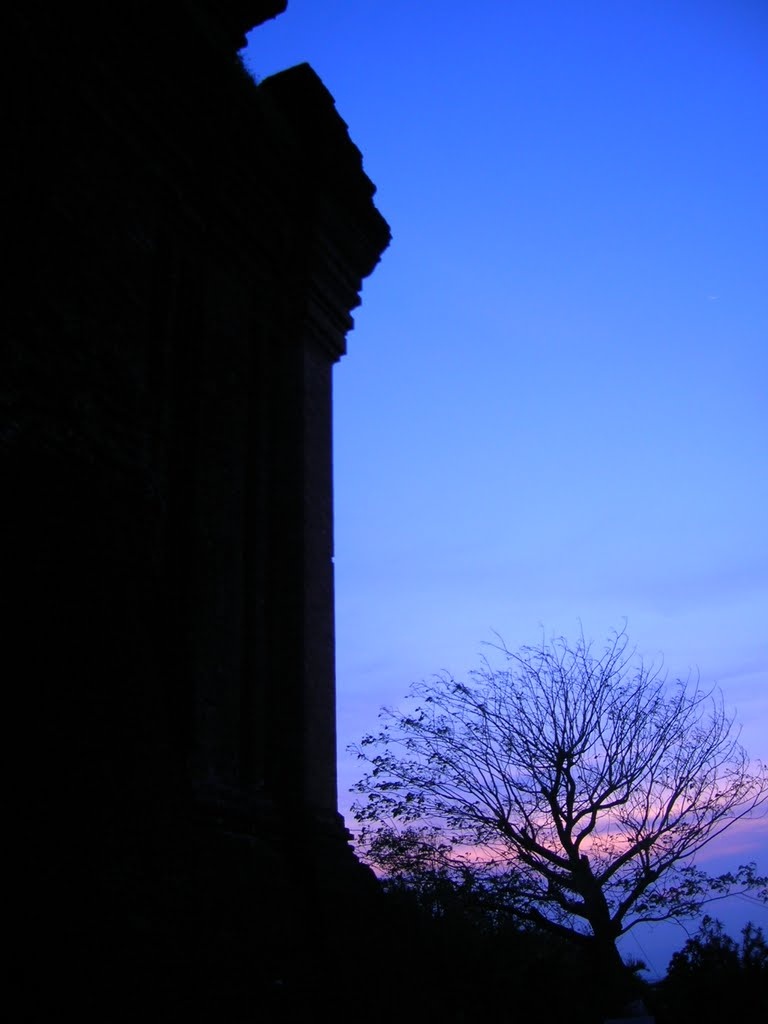 Hoàng hôn Tháp Nhạn. Ảnh: Lê Thanh Vịnh.