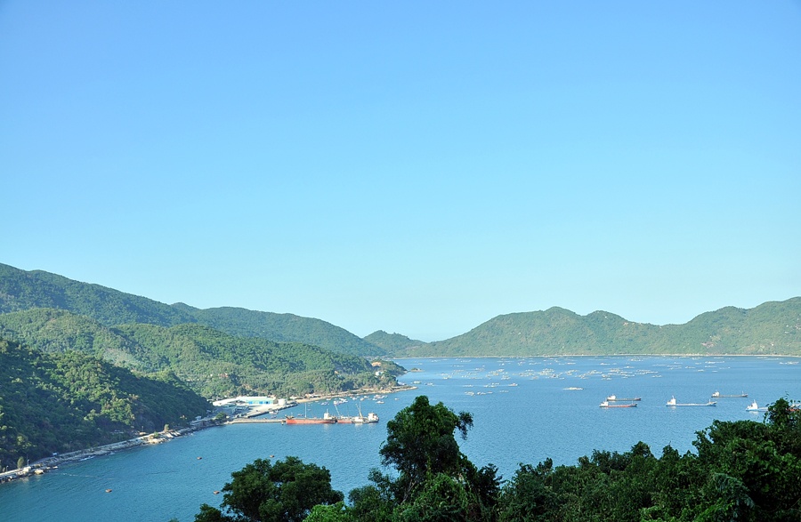 Vị trí chiến lược đó khiến  trong kháng chiến Vũng Rô từng là địa chỉ đỏ khốc liệt. Sau khi hồi sinh, Vũng Rô ngày nay đã khoác lên mình tấm áo mới, tươi xanh màu của sự sống. Ngày nay, Vũng Rô quanh năm lặng sóng, biển hiền hòa là nơi neo đậu của hàng trăm thuyền bè, đồng thời là nơi nuôi trồng thủy sản.