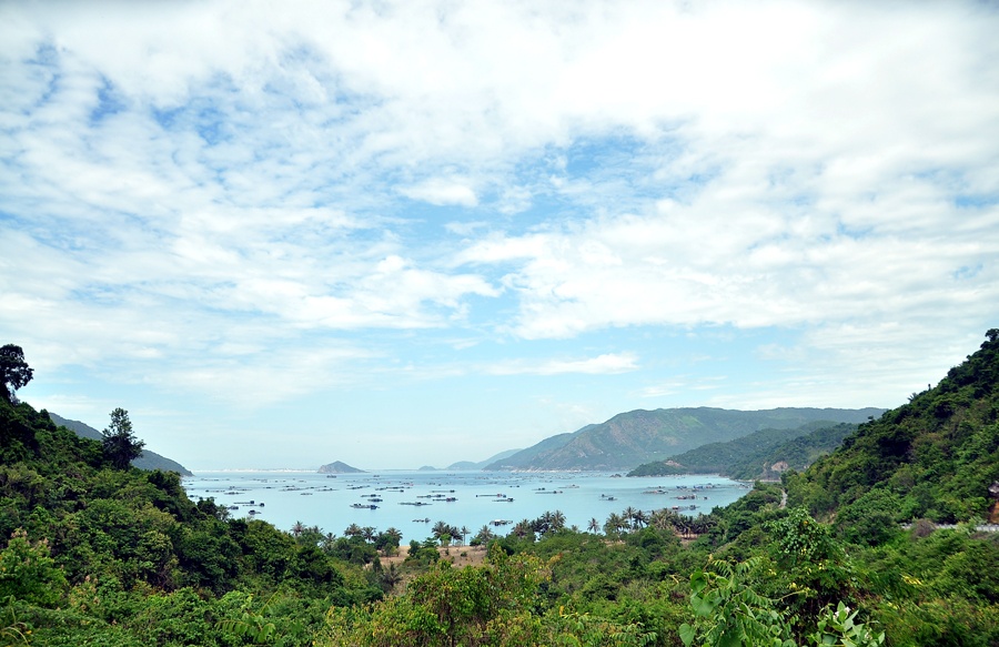 Từ hướng Khánh Hòa, vượt đèo Cả bạn sẽ có dịp chiêm ngưỡng Vũng Rô từ trên cao và sẽ không ngớt trầm trồ trước cảnh sắc vừa hùng vĩ vừa rất trữ tình của địa danh này. Vịnh Vũng Rô tựa như chiếc gương khổng lồ nằm lọt thỏm giữa những dãy núi sừng sững. Trong khi đó, từ hướng Phú Yên sau khi đi qua bãi Môn, Mũi Đại Lãnh bạn cũng có thể ngắm Vũng Rô từ trên cao. 