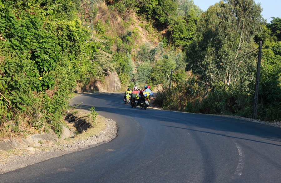 Thuyền bè tấp nập đậu trên vịnh tạo nên cảnh sắc vừa hùng vĩ, vừa đầy chất thơ. Đặc biệt, con đường dẫn đến Vũng Rô vừa hiểm trở với những khúc cua tay áo, dốc đứng khi vượt đèo Cả nhưng cũng chạy dài tít tắp, phẳng lỳ rợp bóng mát của rừng. Bức tranh thiên nhiên tuyệt sắc với núi, mây, rừng, trời, non, nước... tạo nên sự kỳ thú bởi Vũng Rô vẫn còn giữ nguyên nét hoang sơ.