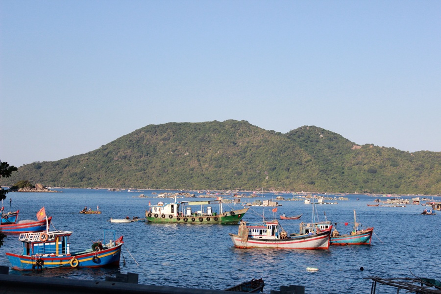 Nếu đến Vịnh Vũng Rô bạn không thể không ghé qua khu trưng bày di tích đoàn tàu không số huyền thoại năm xưa. Trên Vịnh giờ vẫn còn chứng tích của con tàu đắm năm nào cùng tấm bia ghi lại chiến công hào hùng của những chiến sĩ năm nào