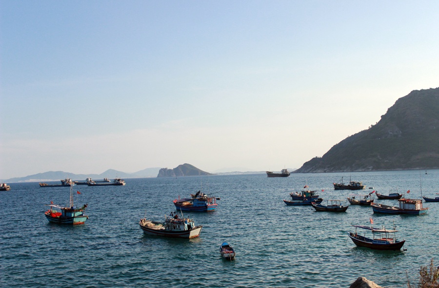 Thuyền bè tấp nập neo đậu trên vịnh Vũng Rô.