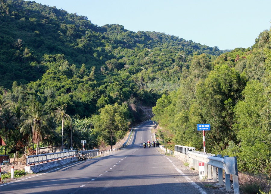 Con đường dẫn đến vịnh Vũng Rô được trải nhựa phẳng lỳ.