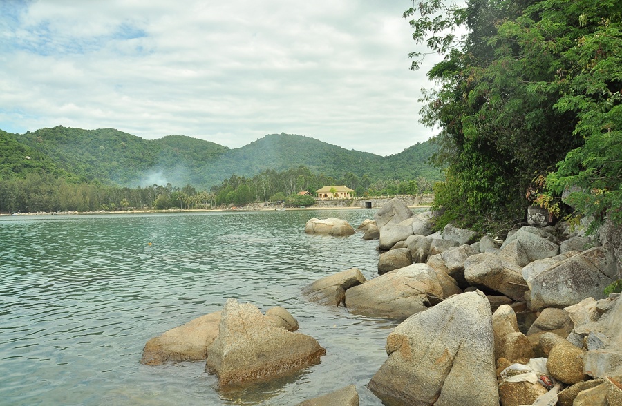 Khu di tích đoàn tàu không số ở Vũng Rô không lớn nhưng vẫn giữ được vẹn nguyên vẻ hoang sơ với cảnh biển êm đềm. 