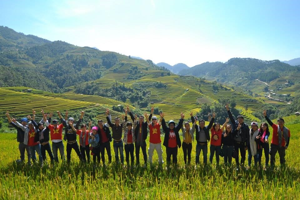 Đoàn phượt của Thùy Linh trong cung phượt Mù Cang Chải mùa lúa chín.