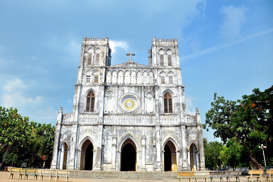 Nhà thờ đá Mằng Lăng ở Phú Yên.