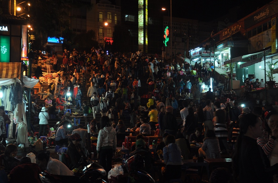 Khung cảnh tấp nập ở chợ đêm Đà Lạt.