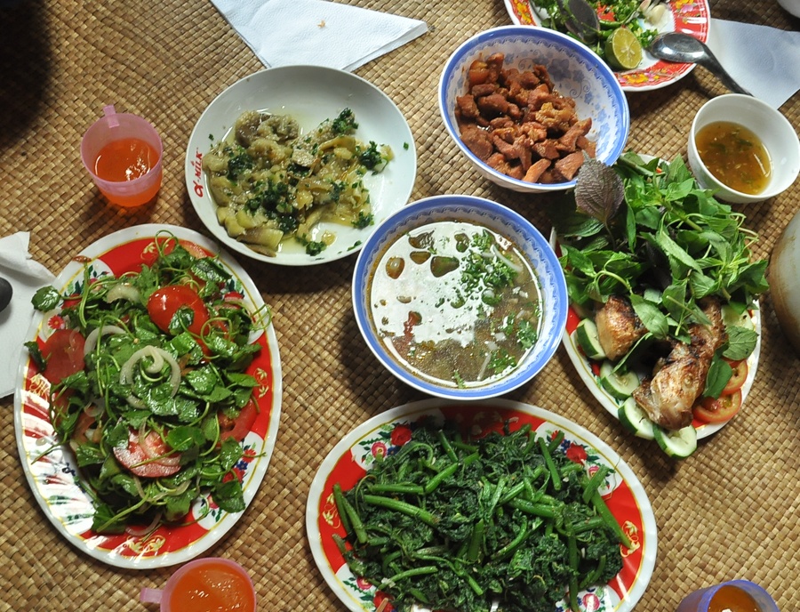Bữa ăn ấm cúng ở nhà Chiel với các món dân dã.