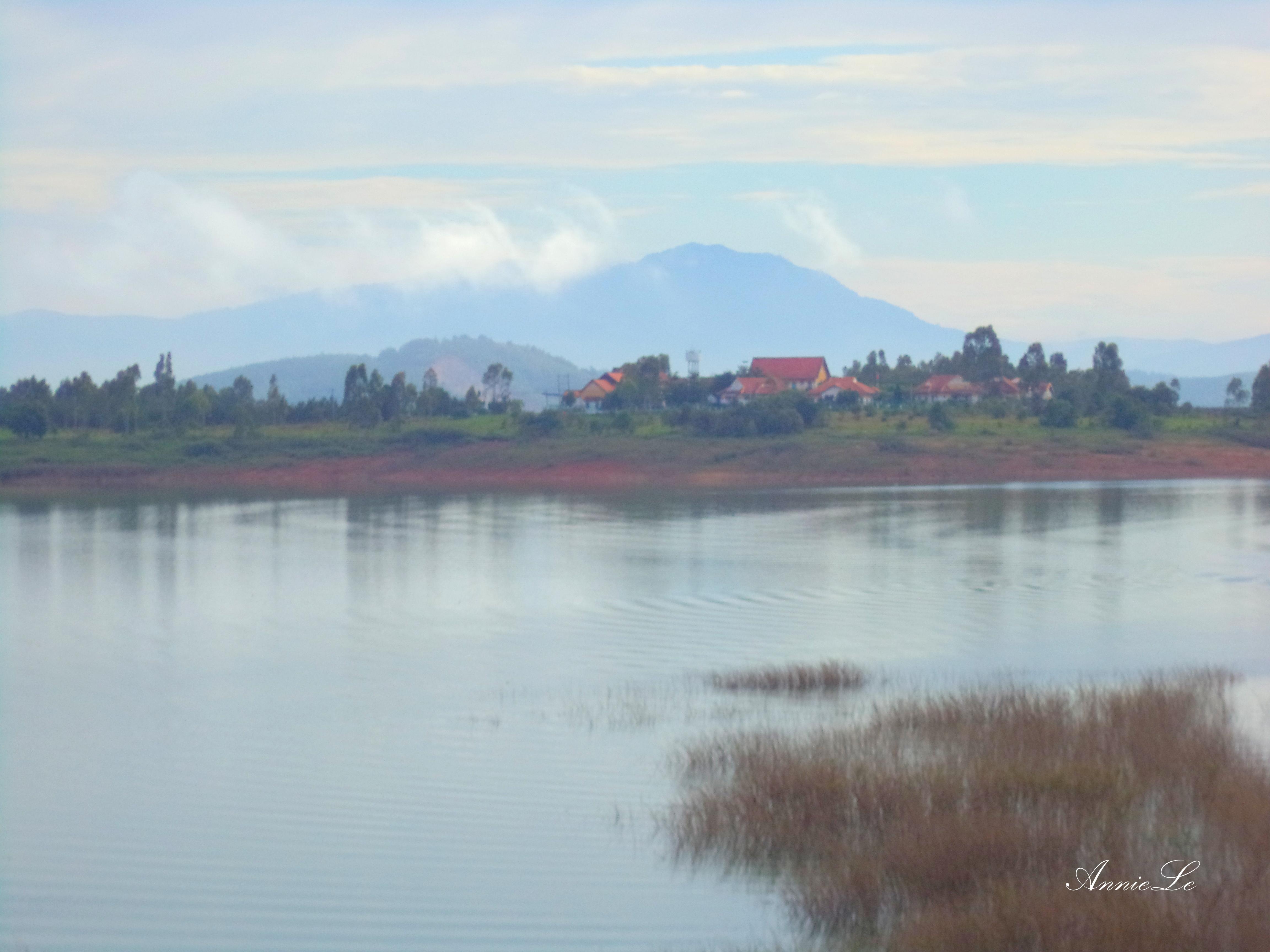 Người Lâm Đồng gọi con đèo này là Bắc Bình, theo địa danh của Bình Thuận, còn người Bình Thuận lại gọi là Đại Ninh, theo địa danh ở phía Lâm Đồng. Từ quốc lộ 20 theo hướng về Đà Lạt, bạn rẽ phải vào ngã 3 Tà Hin, rồi cứ cặp theo phía bên tay phải mà chạy, sẽ gặp con đèo này. Khi vừa rẽ vào ngã 3 Tà Hin, bạn sẽ thấy hồ thủy điện Đại Ninh thơ mộng, với những con thuyền, những ngôi nhà nhiều màu sắc, và hoa mua đua nhau khoe sắc.