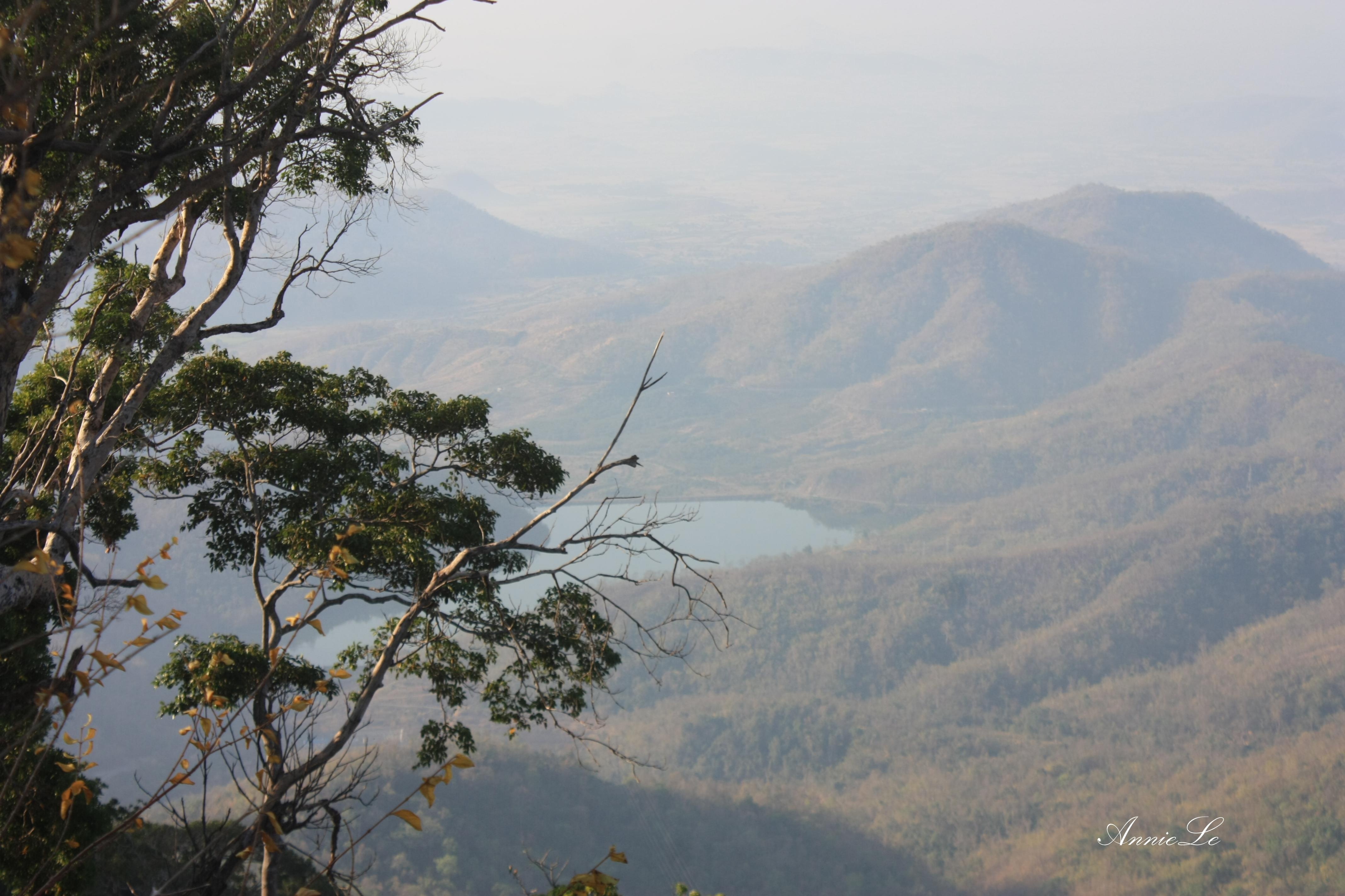 Những hồ nước nằm im lìm nơi thung lũng xa xa.