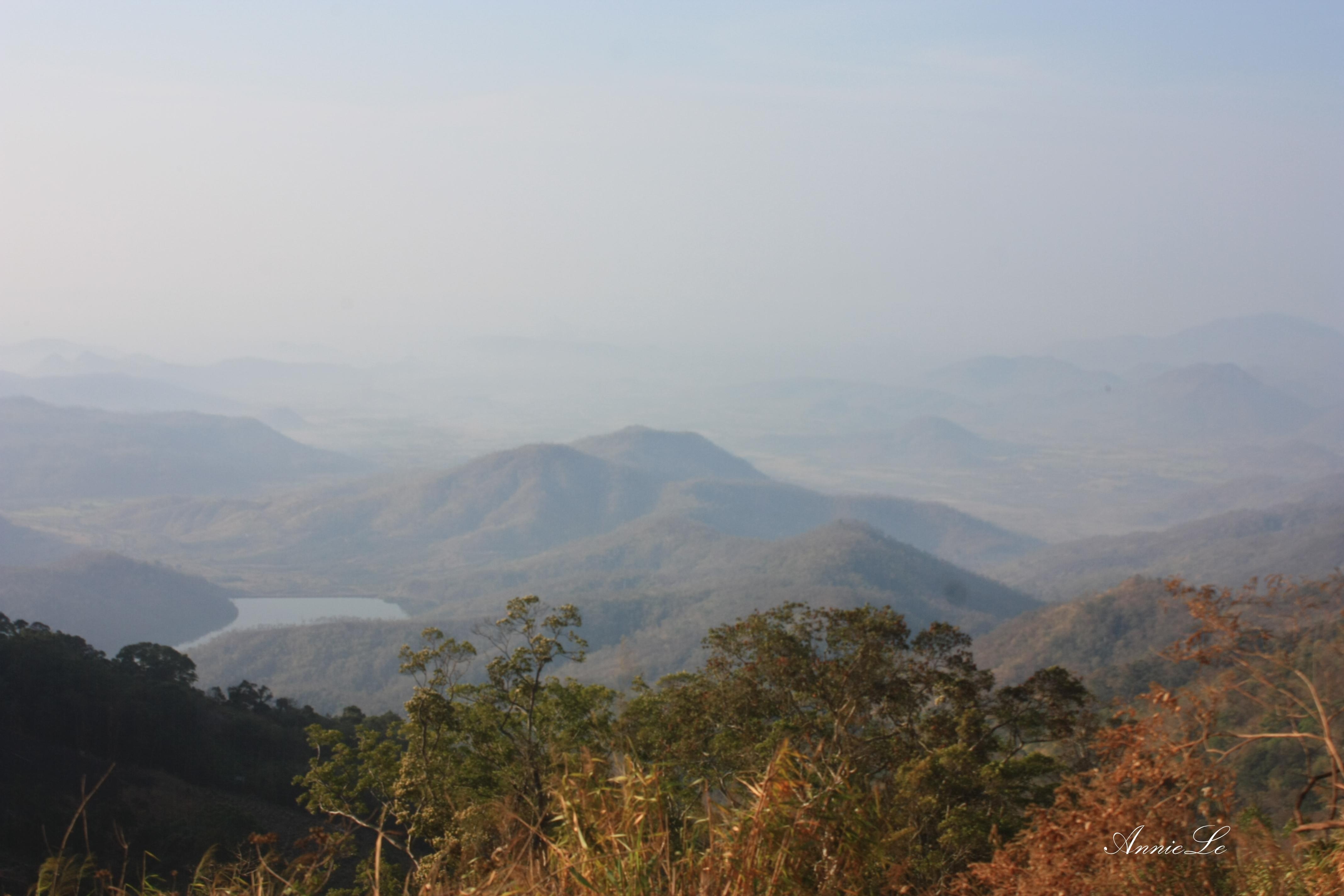 Núi non trùng điệp ngút tầm mắt.