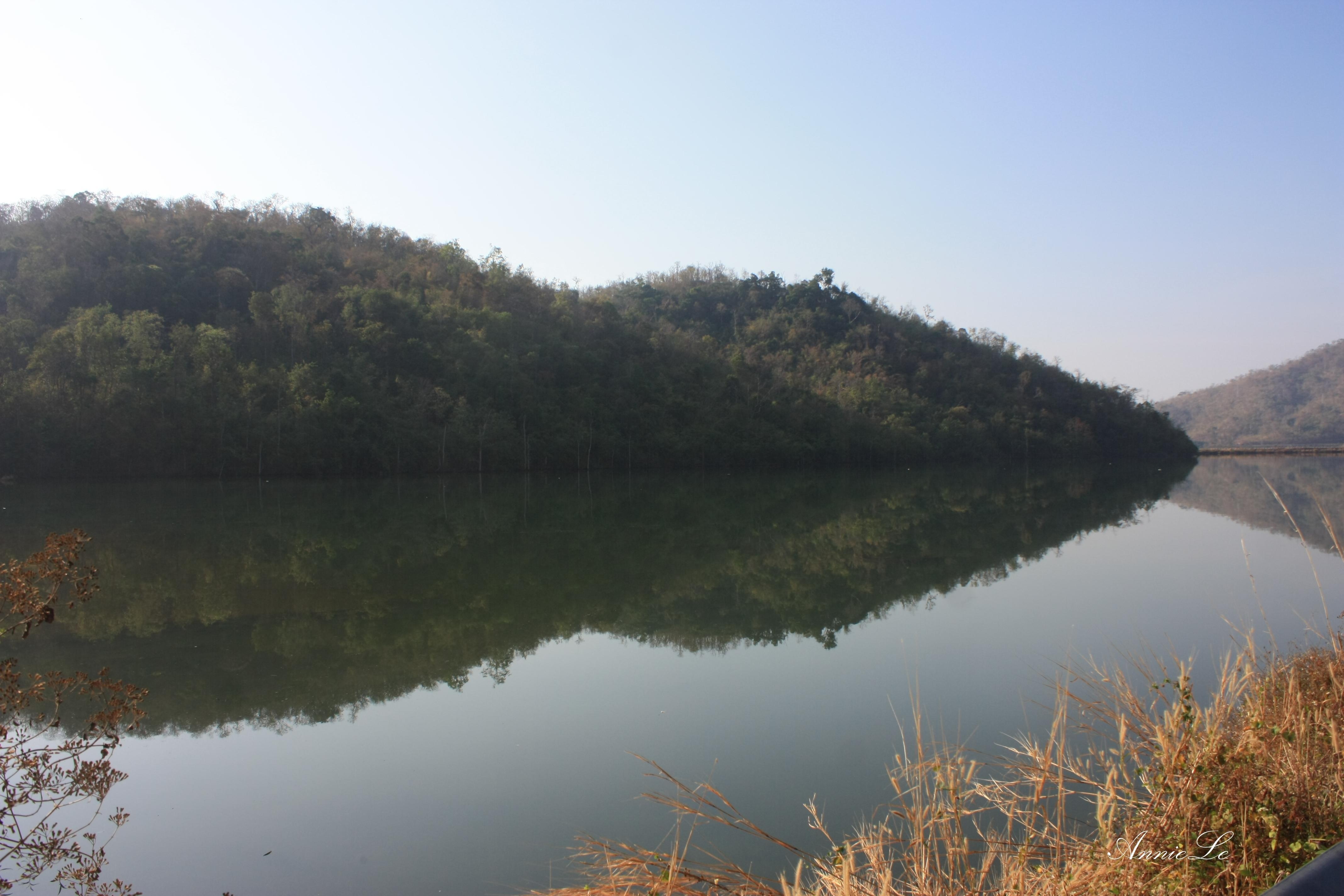 Những hồ chứa nước lặng yên nằm bên đường, in bóng núi và những rừng cây lặng lờ, tạo nên vẻ đẹp liêu trai, khiến người lữ hành không khỏi ngỡ ngàng, tưởng chừng lạc vào chốn bồng lai tiên cảnh. 