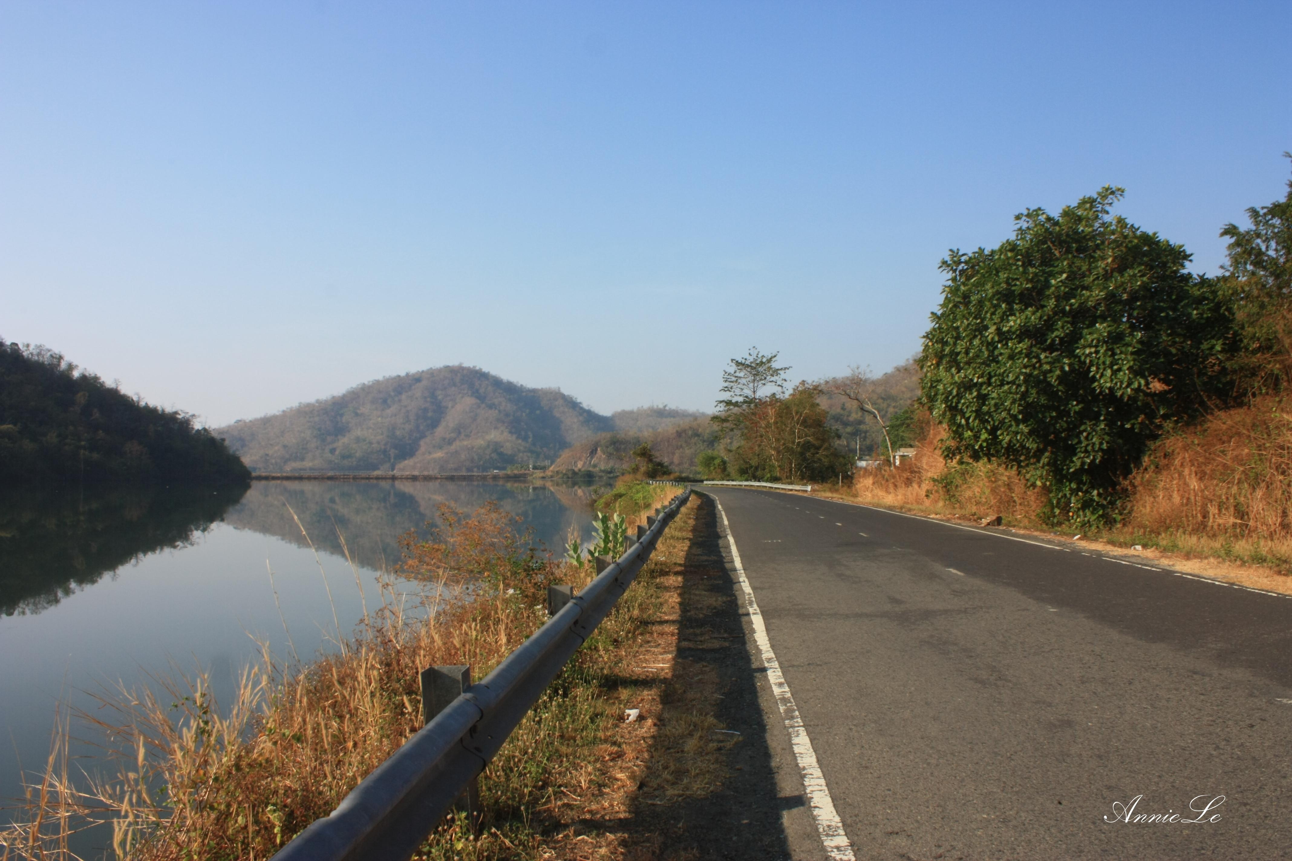 Sự yên bình tĩnh lặng chạy theo suốt một cung đường dài, dễ làm xiêu lòng người lữ khách.