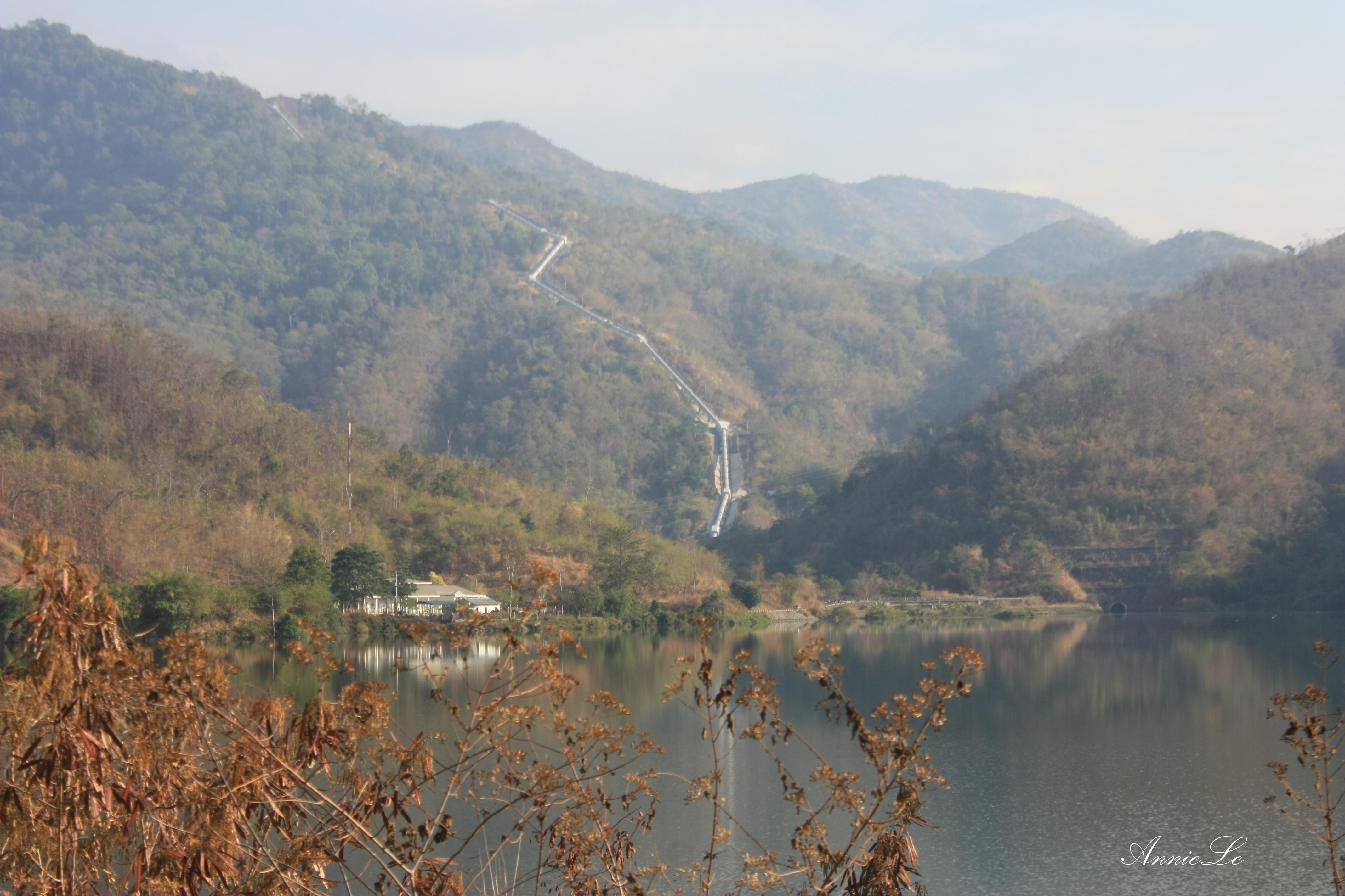 Nơi nghỉ chân lý tưởng, giúp kẻ lữ hành lấy lại sức lực, tranh thủ hít thở thêm không khí núi rừng trước khi đến với phố biển Phan Thiết. Thử một mình thả đèo vào một buổi sáng nắng đẹp, gió lộng bên tai, cảm giác cứ như đang bay trên những ngọn núi và chỉ cần đưa tay ra là chạm đến trời. Hãy đến với đèo Bắc Bình và lắng nghe âm thanh rừng núi bạn nhé!