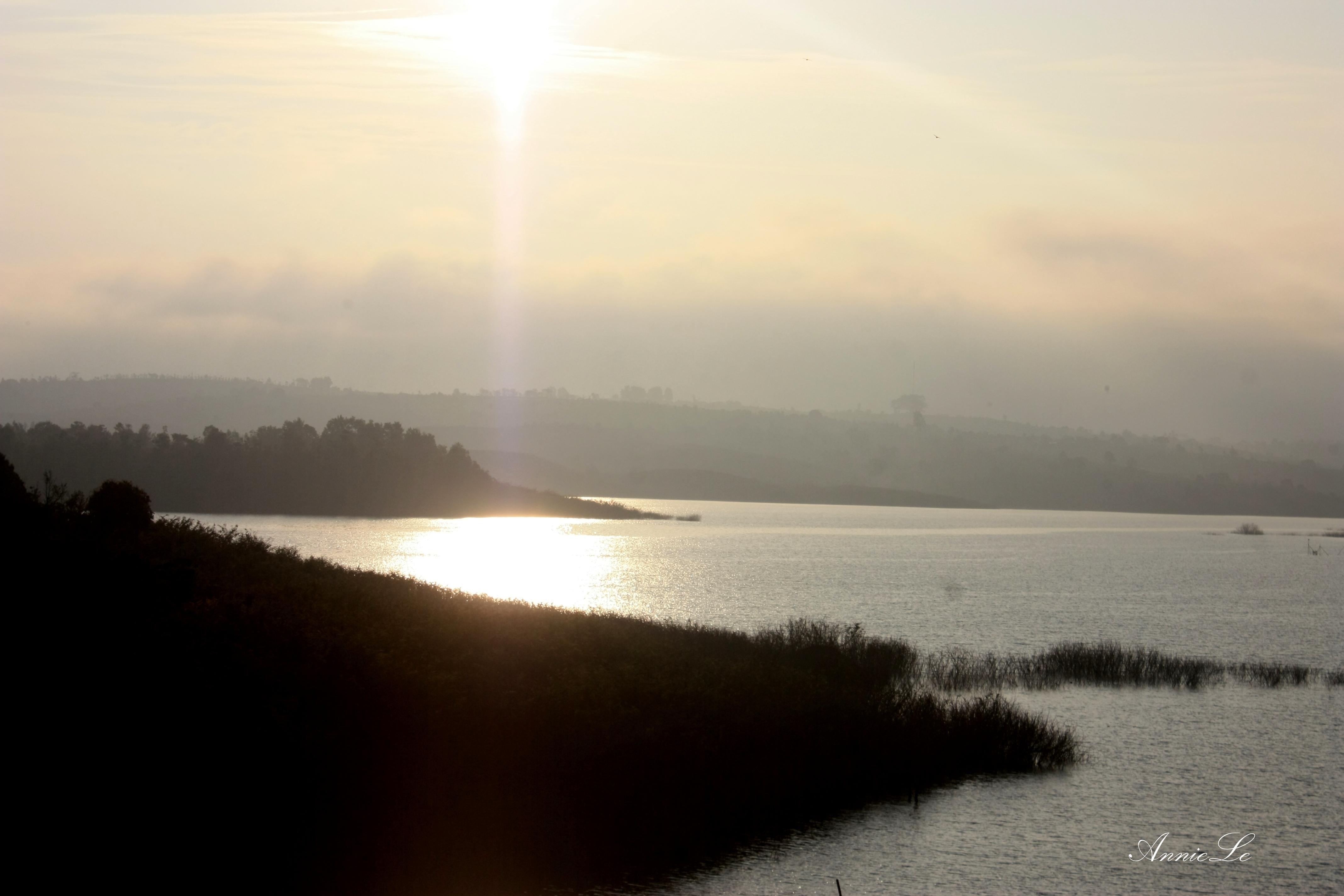 Nắng sớm bên hồ Đại Ninh.