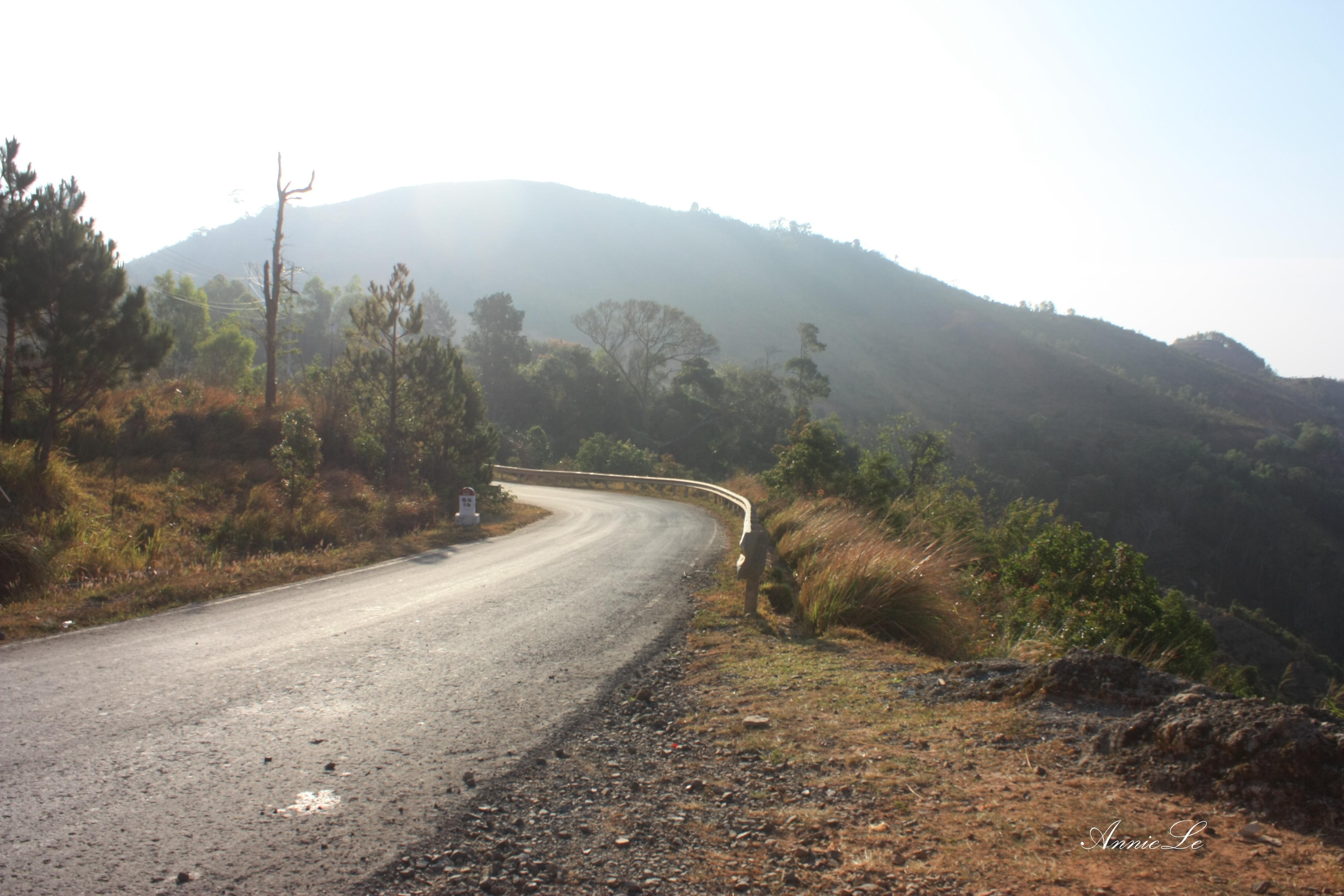 Con đèo quanh co, uốn lượn liên tục với nhiều khúc cua gấp, cua tay áo, tuy nhiên, cảnh vật hai bên rất hùng vĩ, núi non trùng điệp, giống như một Tây Bắc thu nhỏ. Vào những ngày đẹp trời, từ trên đèo, bạn có thể nhìn thấy cả biển Phan Thiết. 