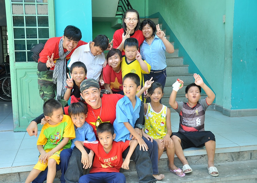 Nụ cười hạnh phúc bên những em nhỏ.