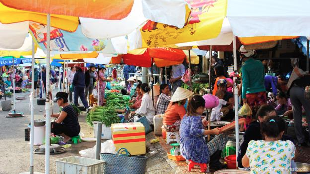 Phiên chợ sáng tấp nập người mua bán. Ảnh: Tom Westbrook.