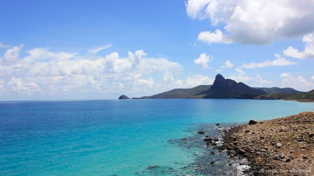 Nước biển trong xanh tuyệt đẹp tại Côn Sơn. Ảnh: Tom Westbrook.