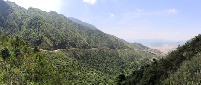 Quốc lộ 279 như dải lụa đào. Ảnh: Thủy Trần.