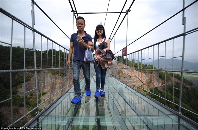 Cũng tại Hồ Nam, các kỹ sư Trung Quốc đâng làm một cây cầu kính khác dài 3,6km và có thể cho phép 800 người cùng qua lại một lúc.
