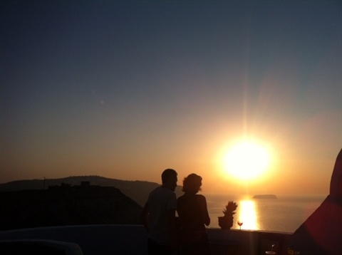 Hoàng hôn diễm lệ trên đảo Santorini.