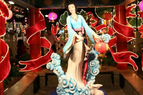 Tượng chị Hằng Nga tại trung tâm vui chơi ở Singapore.