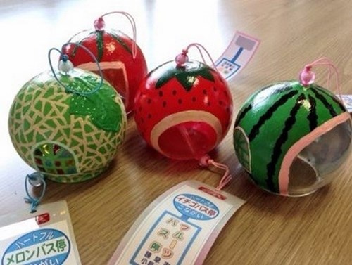 Những món đồ lưu niệm ăn theo trạm xe buýt cũng rất đắt hàng.