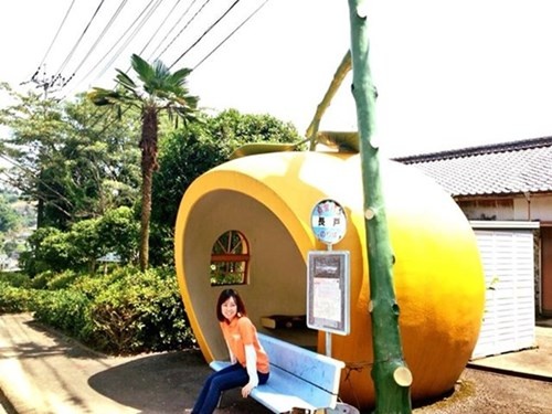 Một trạm hình quả cam đặt cả ghế bên ngoài cho hành khách tận hưởng không khí biển của thị trấn.