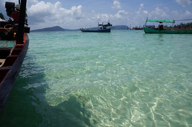 Nước biển trong vắt và xanh màu ngọc ở Koh Rong. Ảnh: Mỹ Hạnh.