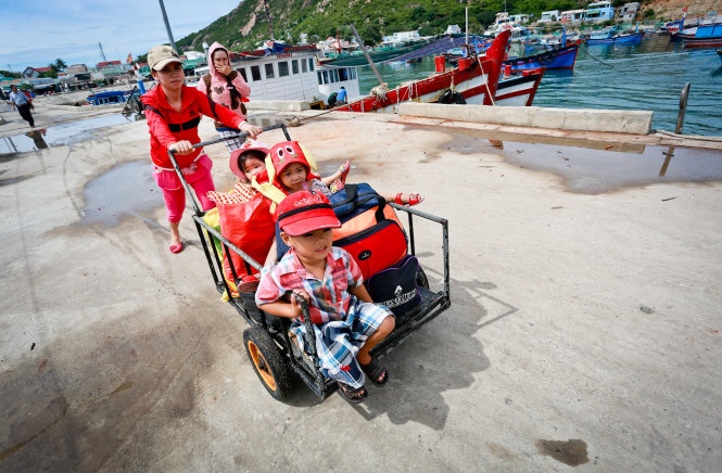 Khách du lịch trên đảo Bình Ba, xã Cam Bình, TP Cam Ranh, tỉnh Khánh Hòa. Ảnh: Tiến Thành.