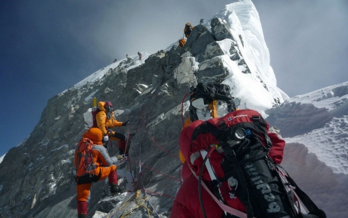 Du khách trên đường chinh phục Everest. Ảnh: wiki.
