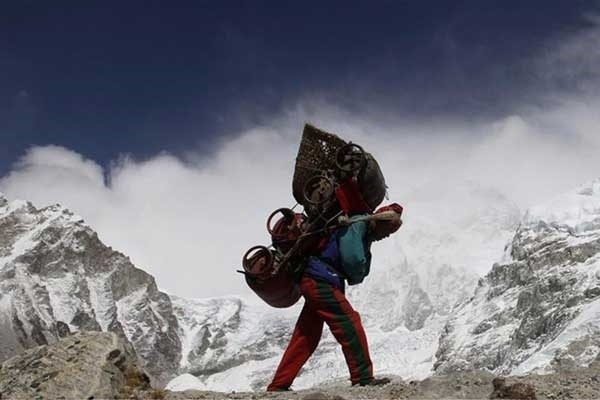 Người Sherpa thồ hành lý trên hành trình chinh phục đỉnh Everest. Ảnh: Reuters.