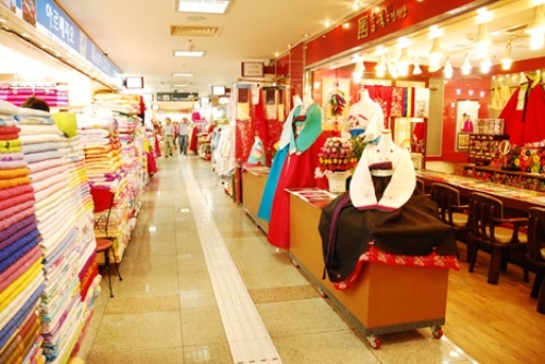 Khu thương mại Dongdaemun: Dongdaemun là thánh địa của thời trang nội địa ở Hàn Quốc, đây là nơi tập trung nguồn hàng của các cửa hàng nhỏ trên khắp đất nước, vì vậy bạn có thể tìm thấy bất cứ thứ gì ở khu Dongdaemun này. Đặc biệt Dongdaemun còn có khu chợ về đêm mở cửa sau 9 giờ tối rất được yêu thích. 